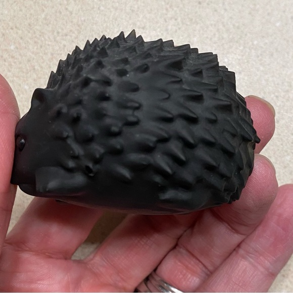 COPY - Black obsidian hedgehog approximately 2.25” x 2” across - Picture 2 of 8
